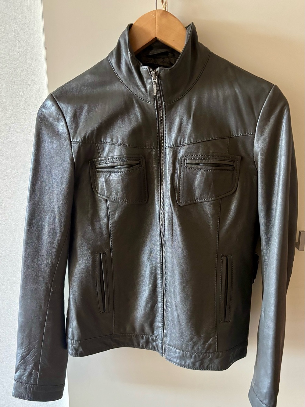 Women’s Gray Leather Bomber Jacket - Sleek Zip Front, size 6
